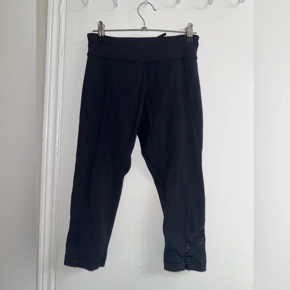 Lululemon black capri size 6